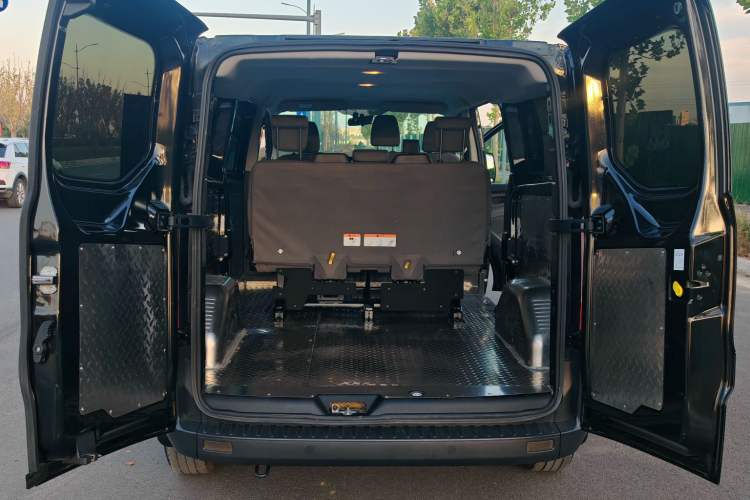 Used Ford Transit 2020 2.0T Diesel Multi-Function Commercial Vehicle Mid-Chassis Low-Roof Design with Dual Rear Doors Meeting China VI Emission Standards Trunk