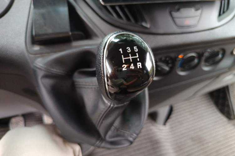 Used Ford Transit 2020 2.0T Diesel Multi-Function Commercial Vehicle Mid-Chassis Low-Roof Design with Dual Rear Doors Meeting China VI Emission Standards Gear Lever
