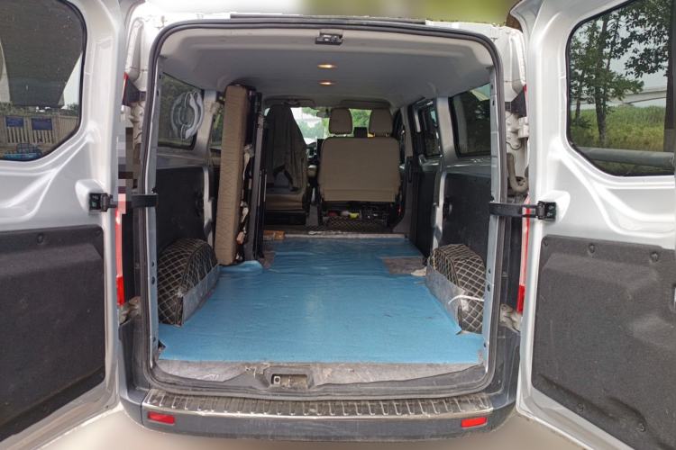 Used Ford Transit 2020 2.0T Diesel Multi-Function Commercial Vehicle Mid-Chassis Low-Roof Design with Dual Rear Doors Meeting China VI Emission Standards Trunk