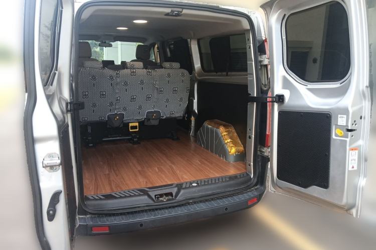 Used Ford Transit 2020 2.0T Gasoline Automatic Multi-Function Commercial Vehicle Mid-axle Low-roof Design with Dual Rear Doors Meeting China VI Emission Standards Trunk