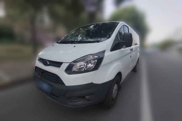 Used Ford Transit 2020 2.0T Diesel Multi-Function Commercial Vehicle Mid-Chassis Low-Roof Design with Dual Rear Doors Meeting China VI Emission Standards