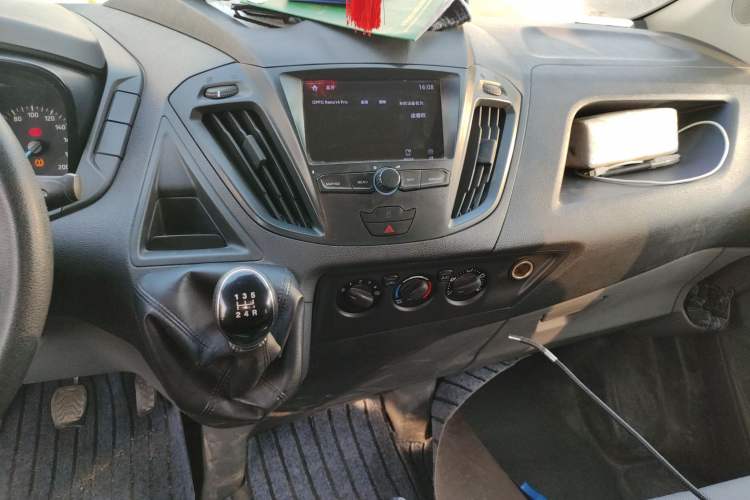 Used Ford Transit 2020 2.0T Gasoline Multi-Function Commercial Vehicle Mid-Drive Low-Roof Design with Dual Rear Doors Meeting China VI Emission Standards Audio And AC Panel