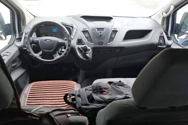 Used Ford Transit 2020 2.0T Gasoline Multi-Function Commercial Vehicle Mid-Drive Low-Roof Design with Dual Rear Doors Meeting China VI Emission Standards Center Console