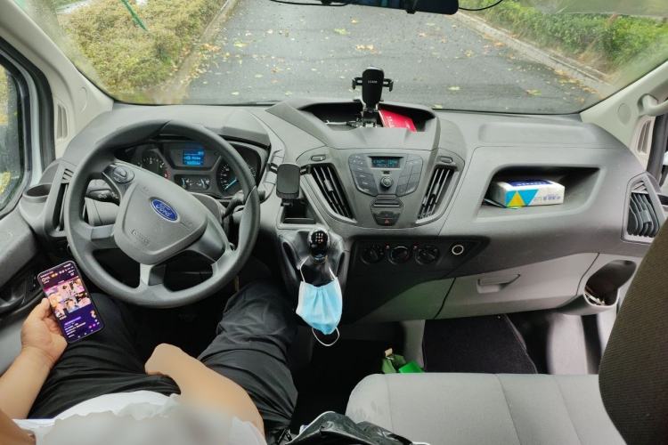 Used Ford Transit 2020 2.0T Diesel Multi-Function Commercial Vehicle Mid-Chassis Low-Roof Design with Dual Rear Doors Meeting China VI Emission Standards Center Console