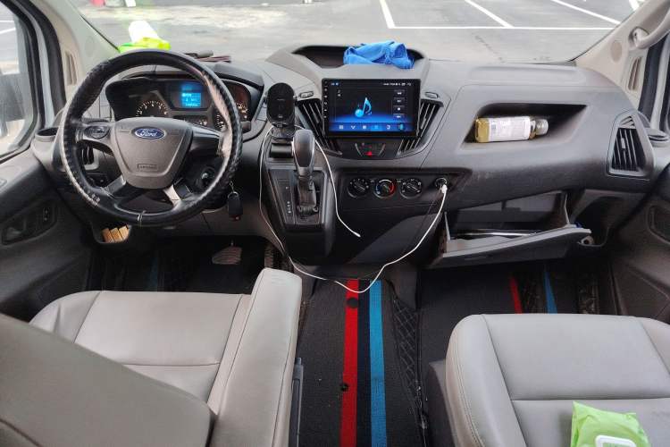 Used Ford Transit 2020 2.0T Gasoline Automatic Multi-Function Commercial Vehicle Mid-axle Low-roof Design with Dual Rear Doors Meeting China VI Emission Standards Center Console