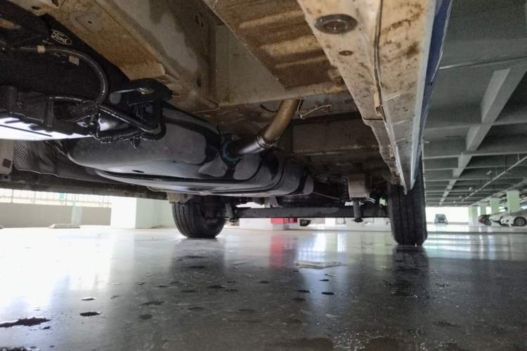 Used Ford Transit 2020 2.0T Diesel Multi-Function Commercial Vehicle Mid-Chassis Low-Roof Design with Dual Rear Doors Meeting China VI Emission Standards Chassis Front Left