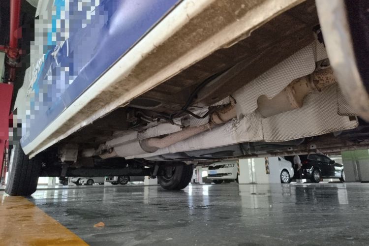 Used Ford Transit 2020 2.0T Diesel Multi-Function Commercial Vehicle Mid-Chassis Low-Roof Design with Dual Rear Doors Meeting China VI Emission Standards Chassis Front Right