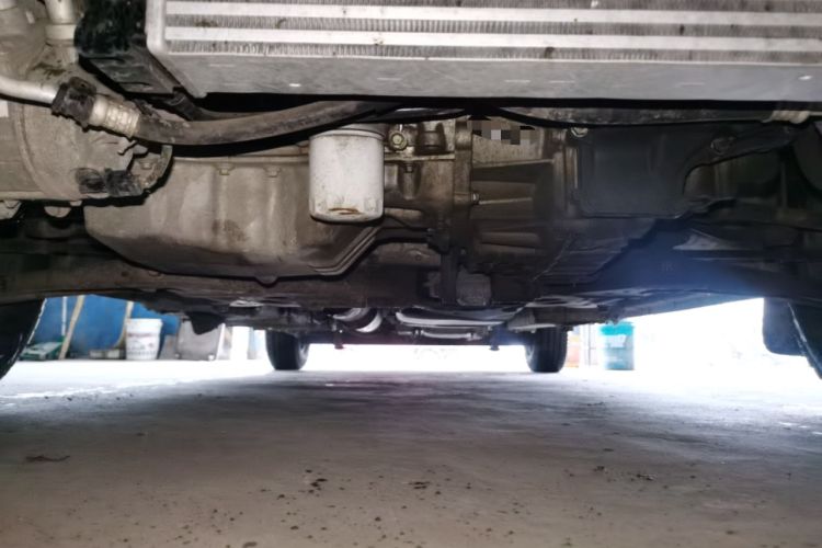 Used Ford Transit 2020 2.0T Gasoline Automatic Multi-Function Commercial Vehicle Mid-axle Low-roof Design with Dual Rear Doors Meeting China VI Emission Standards Chassis Front