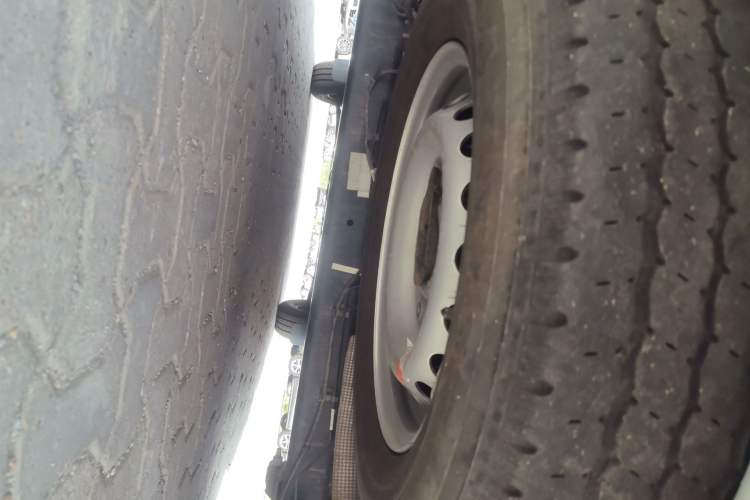 Used Ford Transit 2020 2.0T Diesel Multi-Function Commercial Vehicle Mid-Chassis Low-Roof Design with Dual Rear Doors Meeting China VI Emission Standards Chassis Rear