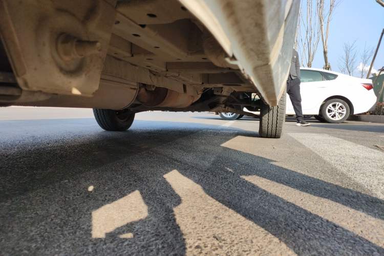 Used Ford Transit 2020 2.0T Gasoline Multi-Function Commercial Vehicle Mid-Drive Low-Roof Design with Dual Rear Doors Meeting China VI Emission Standards Chassis Rear Right