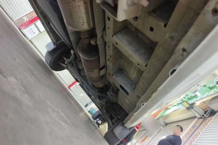 Used Ford Transit 2020 2.0T Gasoline Multi-Function Commercial Vehicle Mid-Drive Low-Roof Design with Dual Rear Doors Meeting China VI Emission Standards Chassis Rear Right