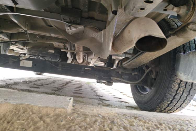 Used Ford Transit 2020 2.0T Gasoline Multi-Function Commercial Vehicle Mid-Drive Low-Roof Design with Dual Rear Doors Meeting China VI Emission Standards Chassis Rear Right