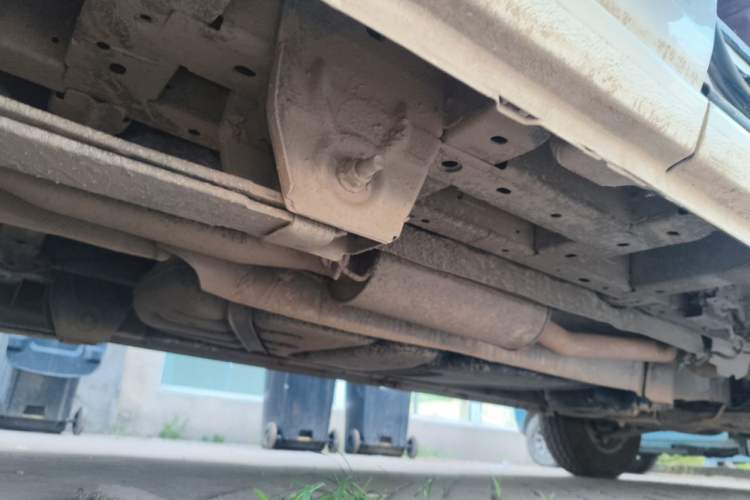 Used Ford Transit 2020 2.0T Diesel Multi-Function Commercial Vehicle Mid-Chassis Low-Roof Design with Dual Rear Doors Meeting China VI Emission Standards Chassis Rear Right