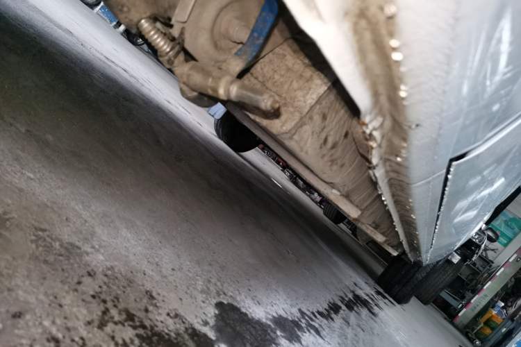 Used Ford Transit 2020 2.0T Gasoline Automatic Multi-Function Commercial Vehicle Mid-axle Low-roof Design with Dual Rear Doors Meeting China VI Emission Standards Chassis Rear Right