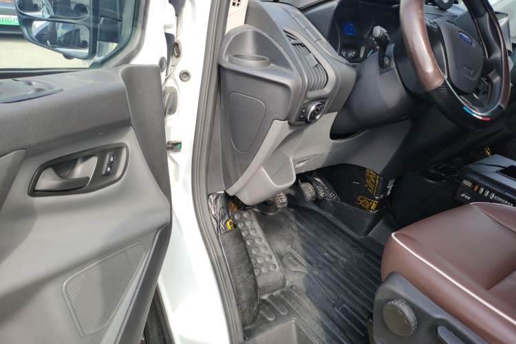 Used Ford Transit 2020 2.0T Diesel Multi-Function Commercial Vehicle Mid-Chassis Low-Roof Design with Dual Rear Doors Meeting China VI Emission Standards Driver Seat