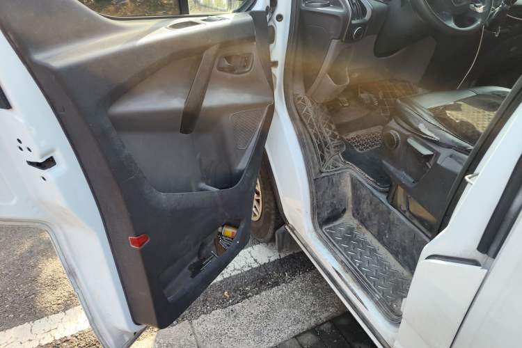 Used Ford Transit 2020 2.0T Diesel Multi-Function Commercial Vehicle Mid-Chassis Low-Roof Design with Dual Rear Doors Emission Standard China V Driver Seat