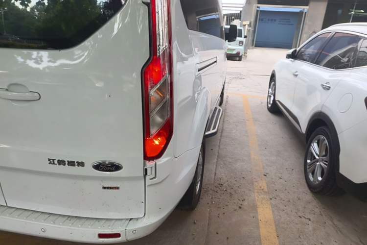 Used Ford Transit 2020 2.0T Diesel Multi-Function Commercial Vehicle Mid-Chassis Low-Roof Design with Dual Rear Doors Meeting China VI Emission Standards Exterior 3
