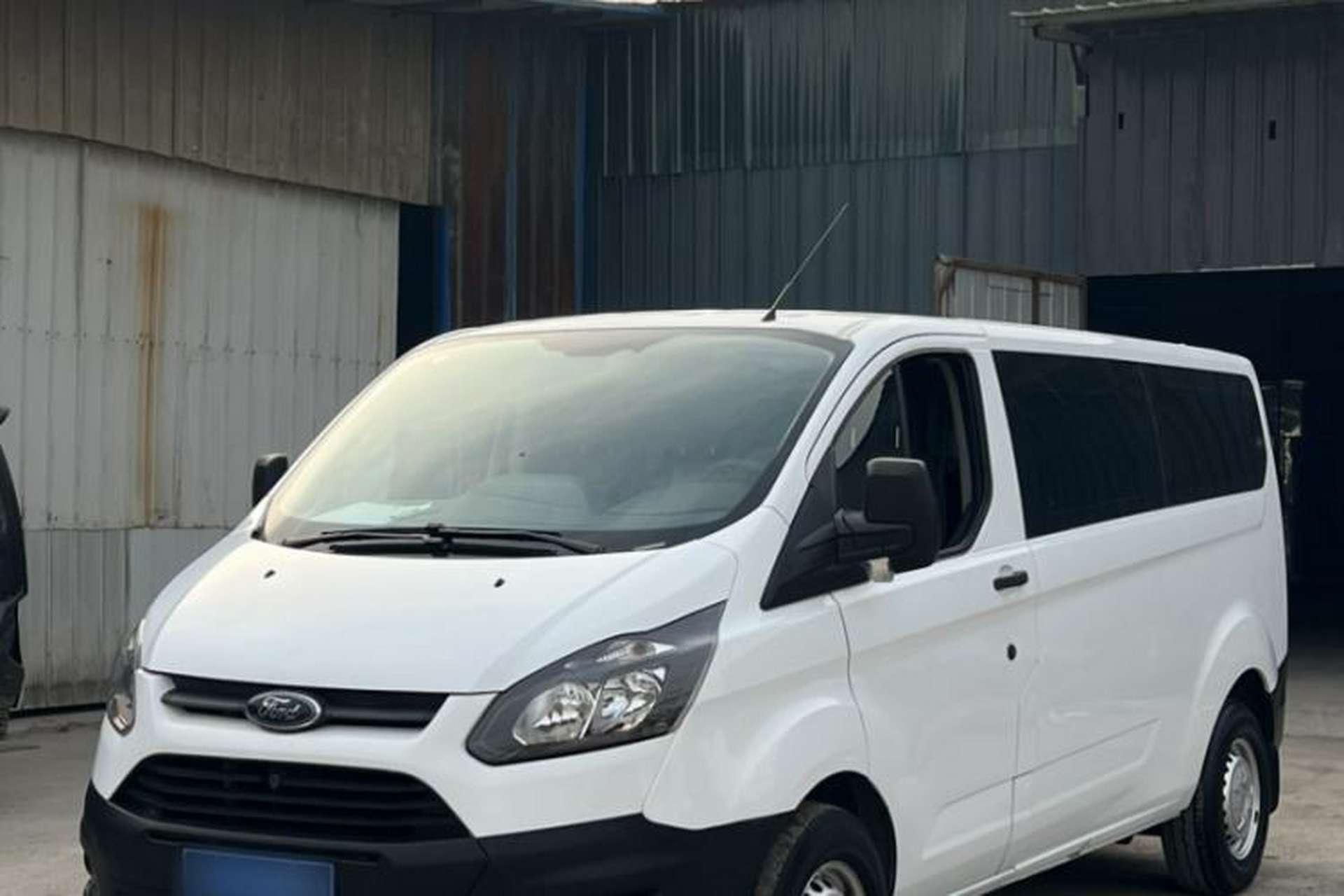 Used Ford Transit 2020 2.0T Diesel Multi-Function Commercial Vehicle Mid-Chassis Low-Roof Design with Dual Rear Doors Meeting China VI Emission Standards Exterior 8