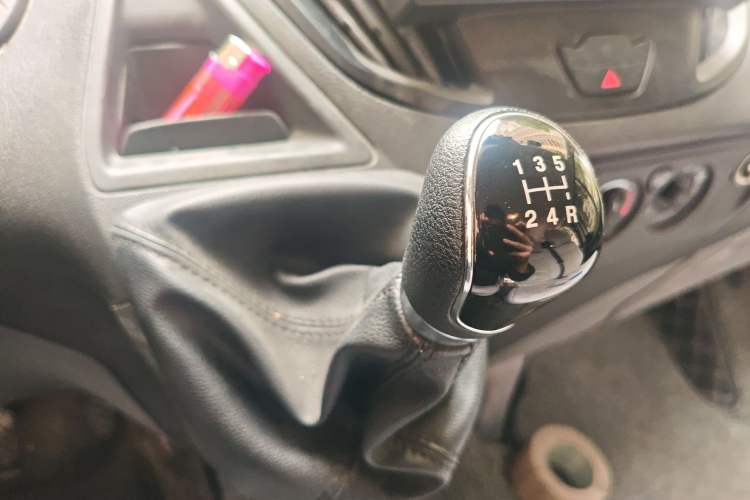 Used Ford Transit 2020 2.0T Diesel Multi-Function Commercial Vehicle Mid-Chassis Low-Roof Design with Dual Rear Doors Meeting China VI Emission Standards Gear Lever