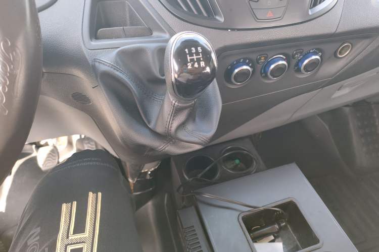 Used Ford Transit 2020 2.0T Diesel Multi-Function Commercial Vehicle Mid-Chassis Low-Roof Design with Dual Rear Doors Meeting China VI Emission Standards Gear Lever
