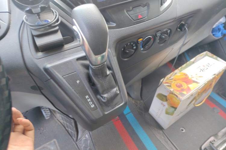Used Ford Transit 2020 2.0T Gasoline Automatic Multi-Function Commercial Vehicle Mid-axle Low-roof Design with Dual Rear Doors Meeting China VI Emission Standards Gear Lever