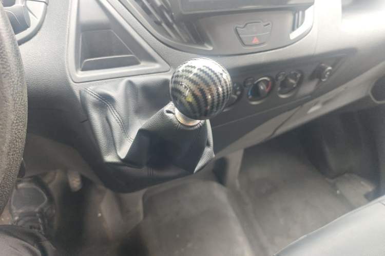 Used Ford Transit 2020 2.0T Diesel Multi-Function Commercial Vehicle Mid-Chassis Low-Roof Design with Dual Rear Doors Meeting China VI Emission Standards Gear Lever