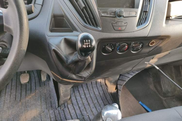 Used Ford Transit 2020 2.0T Gasoline Multi-Function Commercial Vehicle Mid-Drive Low-Roof Design with Dual Rear Doors Meeting China VI Emission Standards Gear Lever