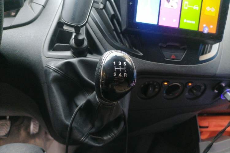 Used Ford Transit 2020 2.0T Diesel Multi-Function Commercial Vehicle Mid-Chassis Low-Roof Design with Dual Rear Doors Meeting China VI Emission Standards Gear Lever