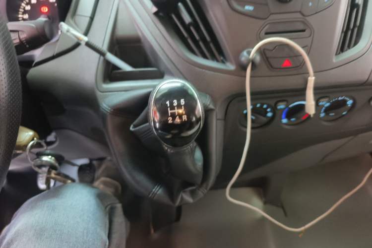Used Ford Transit 2020 2.0T Gasoline Multi-Function Commercial Vehicle Mid-Drive Low-Roof Design with Dual Rear Doors Meeting China VI Emission Standards Gear Lever