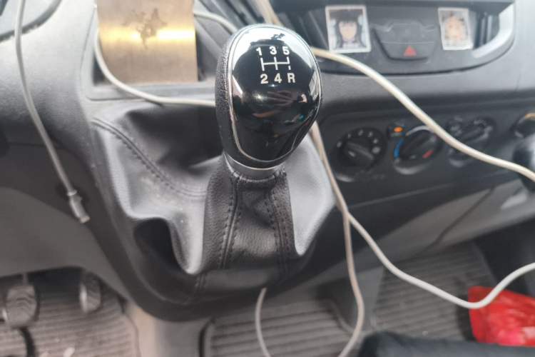 Used Ford Transit 2020 2.0T Diesel Multi-Function Commercial Vehicle Mid-Chassis Low-Roof Design with Dual Rear Doors Meeting China VI Emission Standards Gear Lever