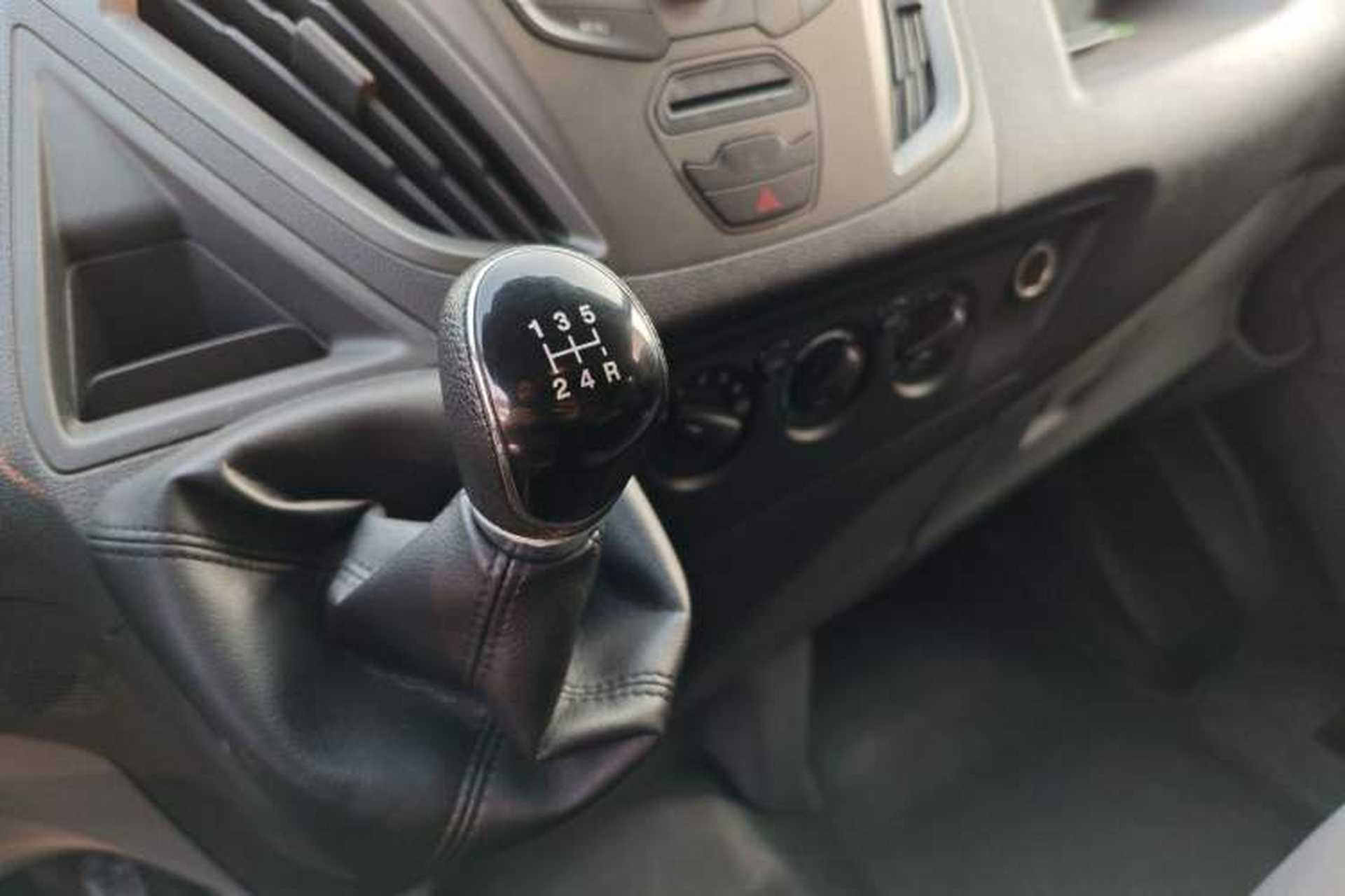 Used Ford Transit 2020 2.0T Diesel Multi-Function Commercial Vehicle Mid-Chassis Low-Roof Design with Dual Rear Doors Meeting China VI Emission Standards Gear Lever