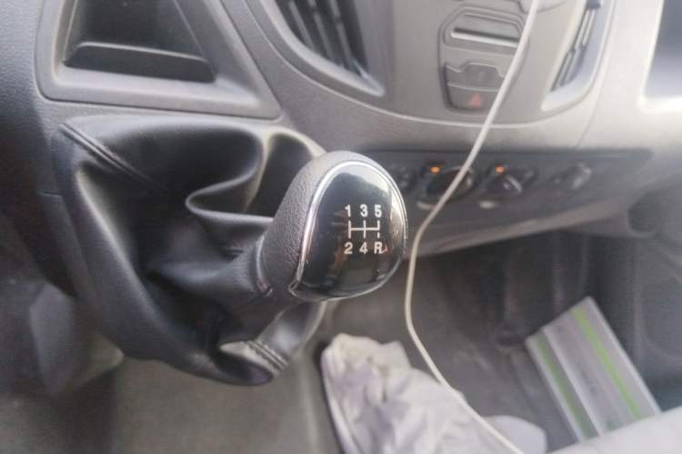 Used Ford Transit 2020 2.0T Diesel Multi-Function Commercial Vehicle Mid-Chassis Low-Roof Design with Dual Rear Doors Meeting China VI Emission Standards Gear Lever