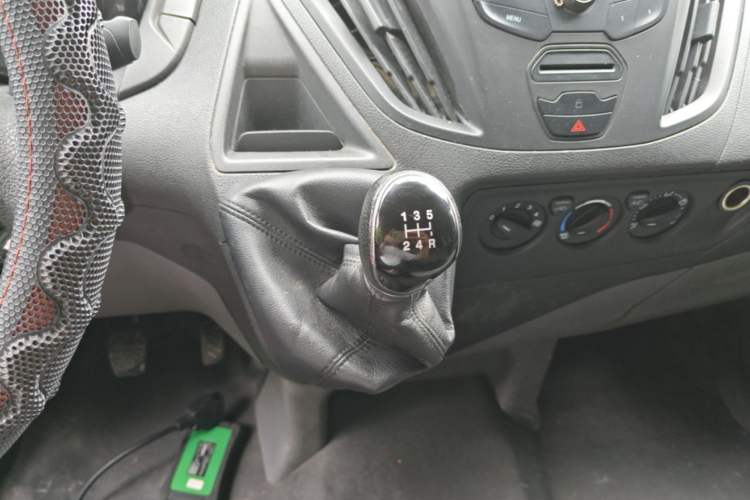 Used Ford Transit 2020 2.0T Gasoline Multi-Function Commercial Vehicle Mid-Drive Low-Roof Design with Dual Rear Doors Meeting China VI Emission Standards Gear Lever