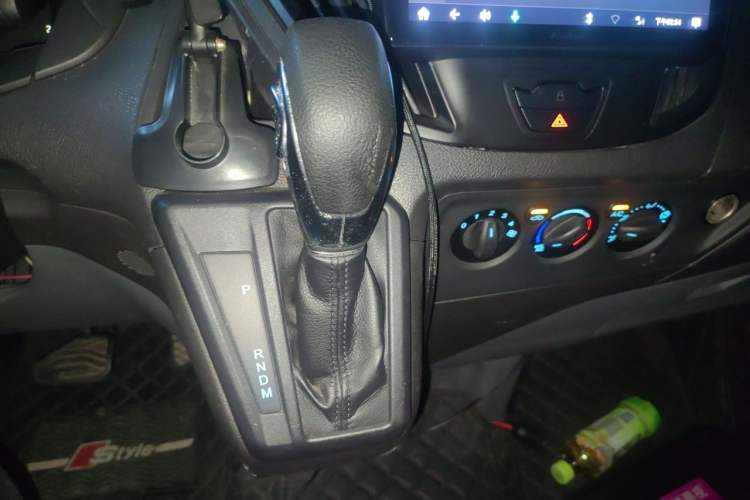 Used Ford Transit 2020 2.0T Gasoline Automatic Multi-Function Commercial Vehicle Mid-Drive Low-Roof Lift-Up Tailgate China VI Standard Gear Lever