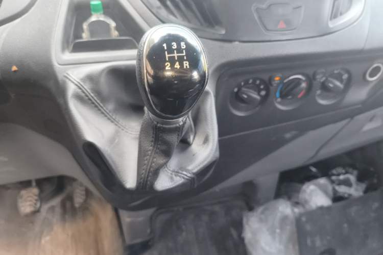 Used Ford Transit 2020 2.0T Diesel Multi-Function Commercial Vehicle Mid-Chassis Low-Roof Design with Dual Rear Doors Meeting China VI Emission Standards Gear Lever