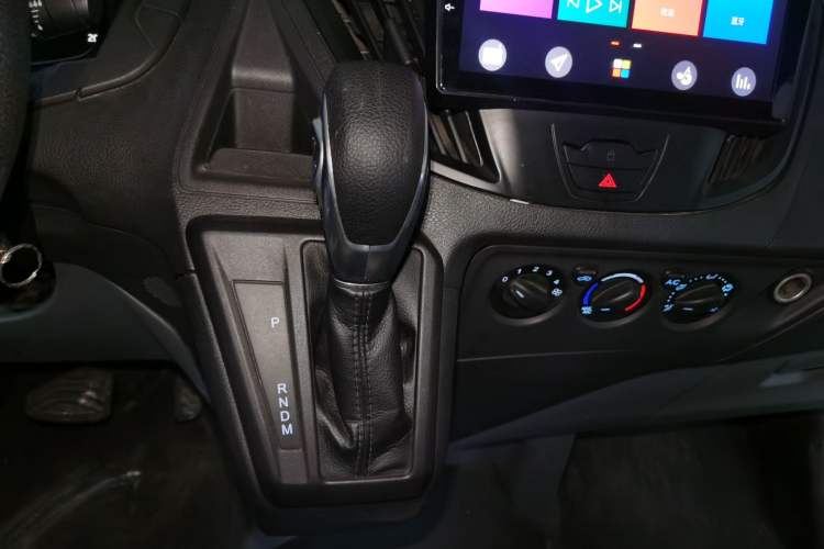 Used Ford Transit 2020 2.0T Gasoline Automatic Multi-Function Commercial Vehicle Mid-axle Low-roof Design with Dual Rear Doors Meeting China VI Emission Standards Gear Lever