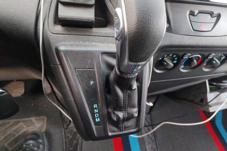 Used Ford Transit 2020 2.0T Gasoline Automatic Multi-Function Commercial Vehicle Mid-axle Low-roof Design with Dual Rear Doors Meeting China VI Emission Standards Gear Lever