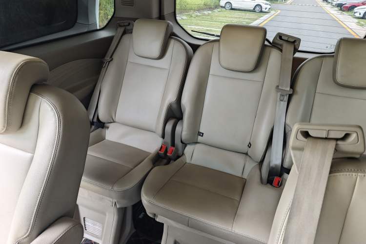 Used Ford Transit 2020 2.0T Diesel Multi-Function Commercial Vehicle Mid-Chassis Low-Roof Design with Dual Rear Doors Emission Standard China V Interior 11