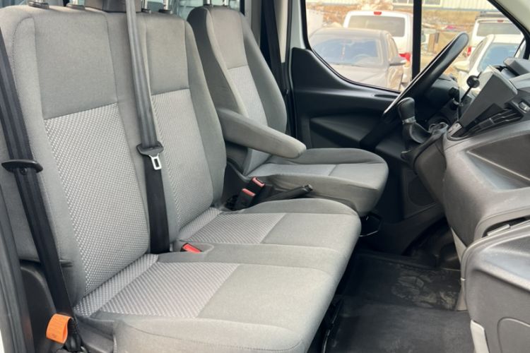 Used Ford Transit 2020 2.0T Diesel Multi-Function Commercial Vehicle Mid-Chassis Low-Roof Design with Dual Rear Doors Meeting China VI Emission Standards Interior 4