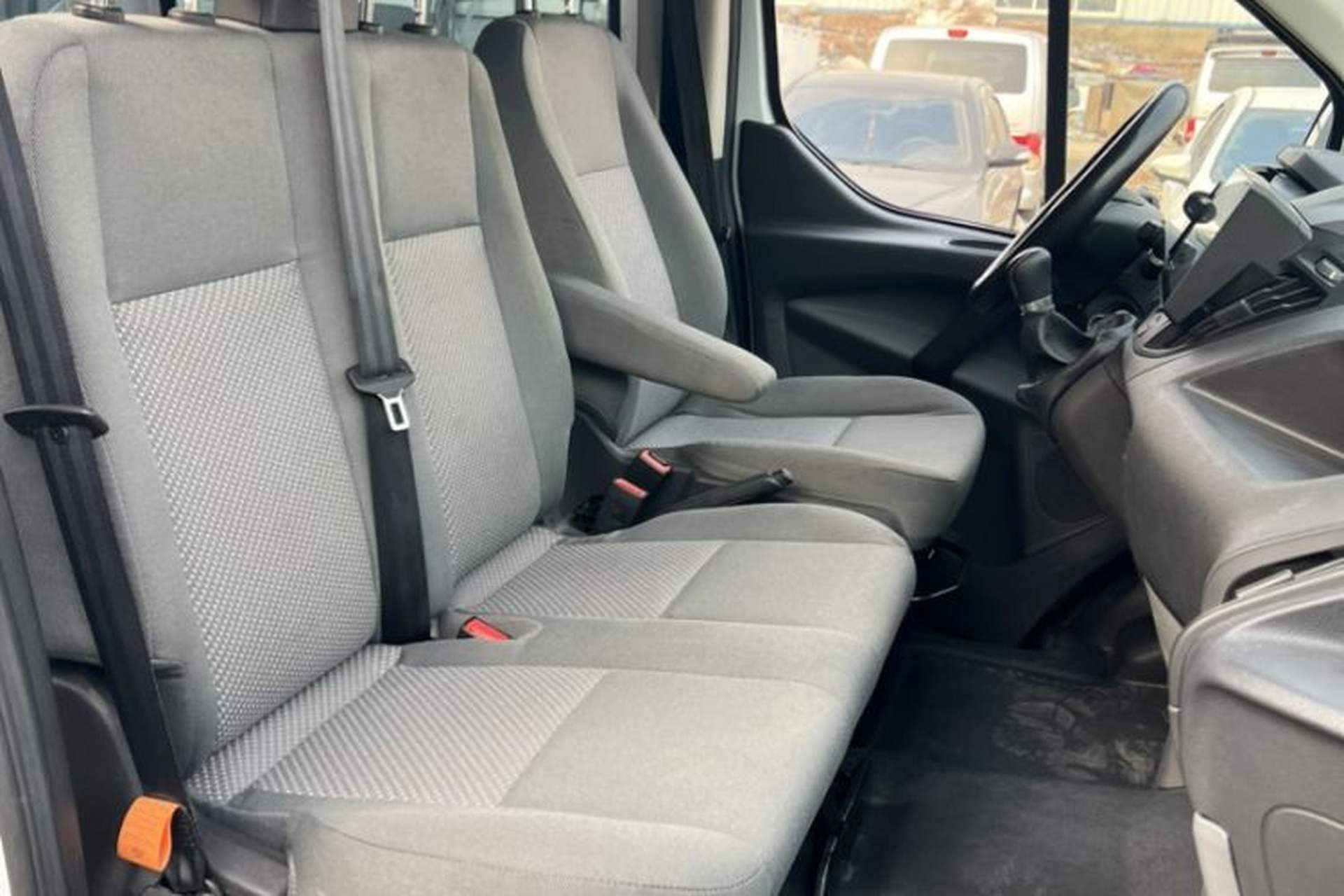 Used Ford Transit 2020 2.0T Diesel Multi-Function Commercial Vehicle Mid-Chassis Low-Roof Design with Dual Rear Doors Meeting China VI Emission Standards Interior 4