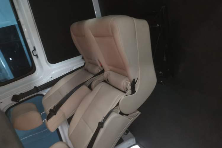 Used Ford Transit 2020 2.0T Diesel Multi-Function Commercial Vehicle Mid-Chassis Low-Roof Design with Dual Rear Doors Meeting China VI Emission Standards Left Rear Seat