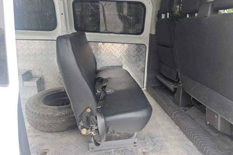 Used Ford Transit 2020 2.0T Diesel Multi-Function Commercial Vehicle Mid-Chassis Low-Roof Design with Dual Rear Doors Meeting China VI Emission Standards Left Rear Seat