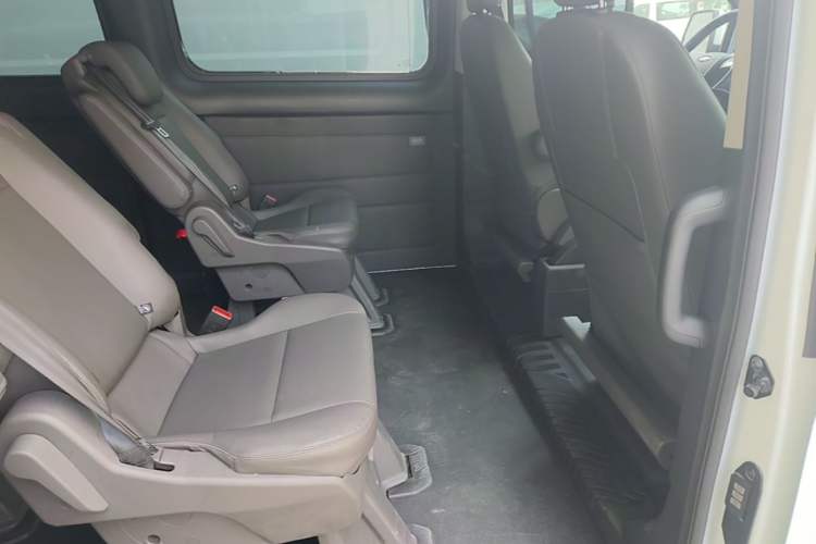 Used Ford Transit 2020 2.0T Diesel Multi-Function Commercial Vehicle Mid-Chassis Low-Roof Design with Dual Rear Doors Meeting China VI Emission Standards Left Rear Seat