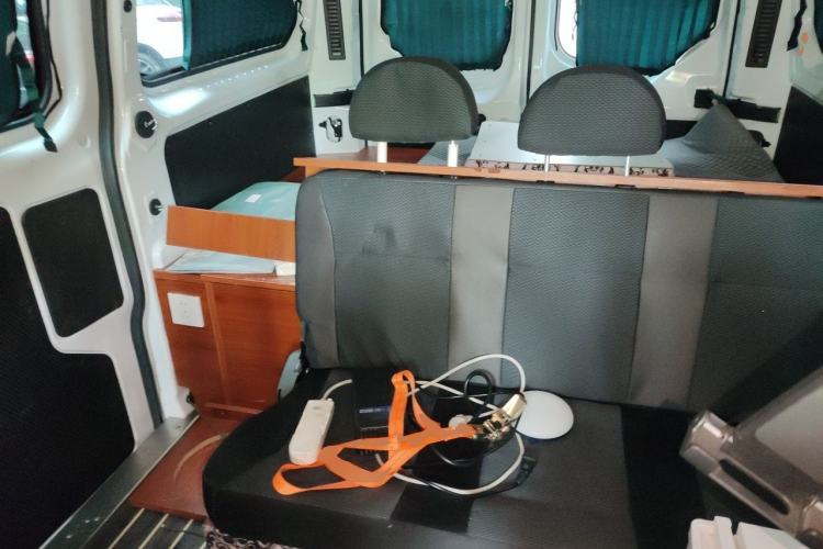 Used Ford Transit 2020 2.0T Diesel Multi-Function Commercial Vehicle Mid-Chassis Low-Roof Design with Dual Rear Doors Meeting China VI Emission Standards Left Rear Seat