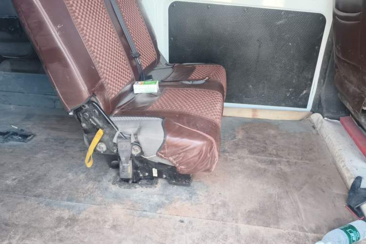 Used Ford Transit 2020 2.0T Diesel Multi-Function Commercial Vehicle Mid-Chassis Low-Roof Design with Dual Rear Doors Meeting China VI Emission Standards Left Rear Seat