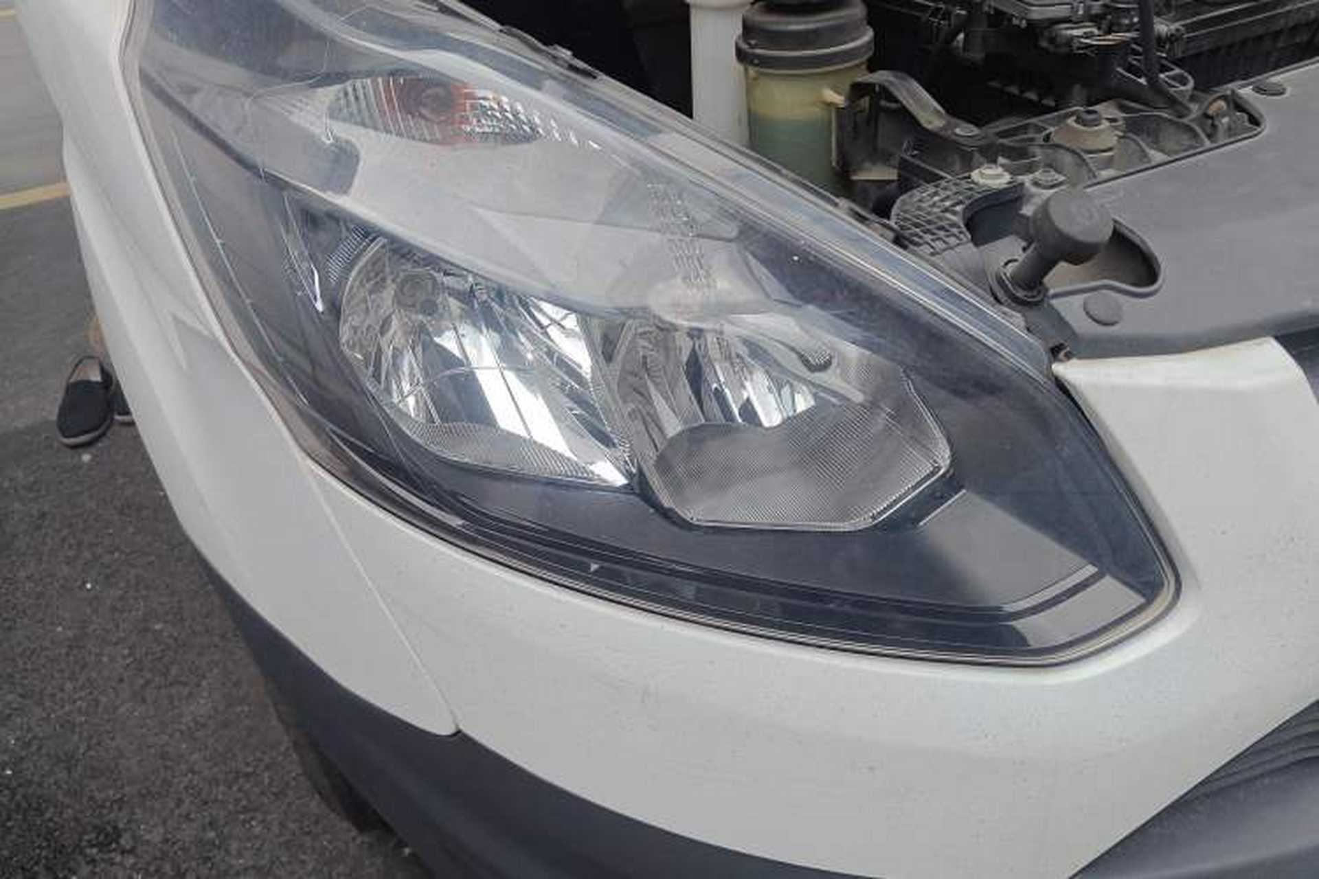 Used Ford Transit 2020 2.0T Diesel Multi-Function Commercial Vehicle Mid-Chassis Low-Roof Design with Dual Rear Doors Meeting China VI Emission Standards Right Front Headlight