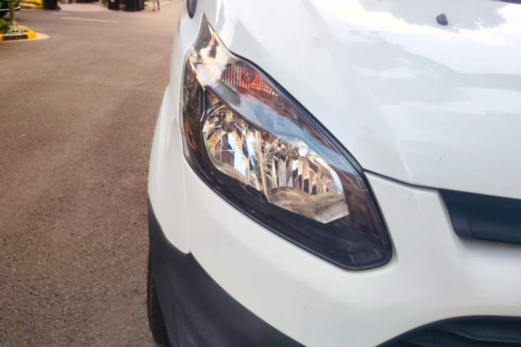 Used Ford Transit 2020 2.0T Diesel Multi-Function Commercial Vehicle Mid-Chassis Low-Roof Design with Dual Rear Doors Meeting China VI Emission Standards Right Front Headlight