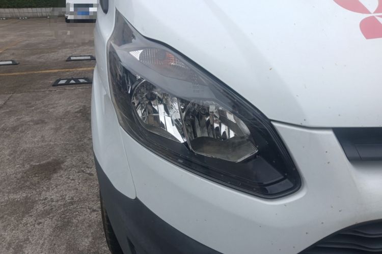 Used Ford Transit 2020 2.0T Diesel Multi-Function Commercial Vehicle Mid-Chassis Low-Roof Design with Dual Rear Doors Meeting China VI Emission Standards Right Front Headlight