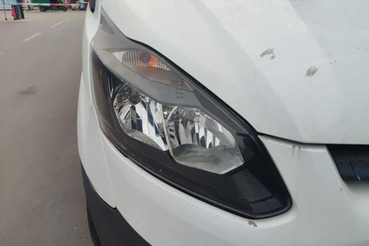 Used Ford Transit 2020 2.0T Diesel Multi-Function Commercial Vehicle Mid-Chassis Low-Roof Design with Dual Rear Doors Emission Standard China V Right Front Headlight