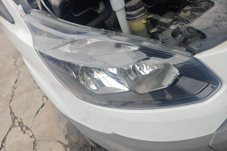 Used Ford Transit 2020 2.0T Diesel Multi-Function Commercial Vehicle Mid-Chassis Low-Roof Design with Dual Rear Doors Meeting China VI Emission Standards Right Front Headlight